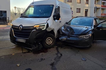 Kleintransporter kracht in VW: Junge Frau muss ins Krankenhaus