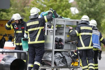 Verdächtiges Paket mit weißem Pulver: Mehrere Personen in DHL-Zentrum verletzt