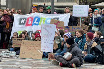 Demo vor dem Rathaus: Schüler und Eltern der Heliosschule sind genervt