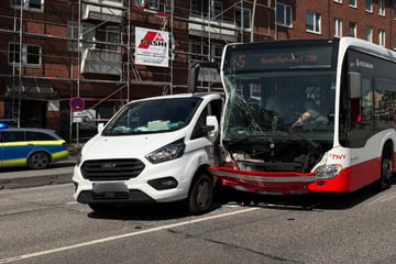 Unfall zwischen Linienbus und Transporter: Mehrere Personen verletzt