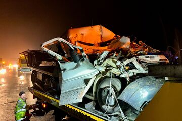 Unfall A: Transporter rast auf A10 ungebremst in Lkw: Insassen haben Schutzengel