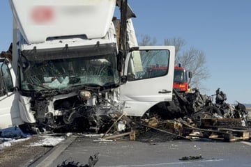 Tödliches Überholmanöver: Mercedes-AMG kracht frontal in Lkw und brennt aus