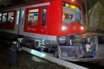 Voll besetzte S-Bahn kollidiert mit Auto: Großeinsatz!