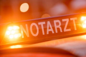 Mann fährt mit Traktor auf Menschenmenge zu: Mindestens zwei Personen verletzt