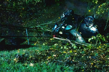 Unfall A61: Heftiger Unfall auf A61: Fahrzeug kracht durch Leitplanke, überschlägt sich und fällt Abhang runter