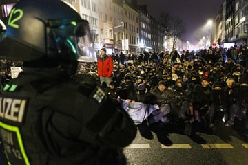 Proteste gegen Demo von Rechtsextremen eskalieren: Polizei im Großeinsatz