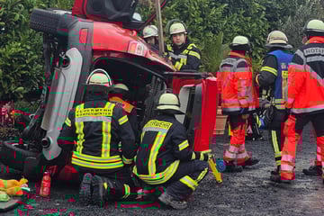 SUV kippt nach Parkplatz-Unfall um: Feuerwehr muss eingeschlossene Fahrerin befreien