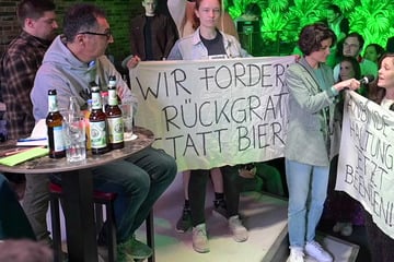 Özdemir-Auftritt in Stuttgart: Aktivisten stören mit tierischer Ansage!