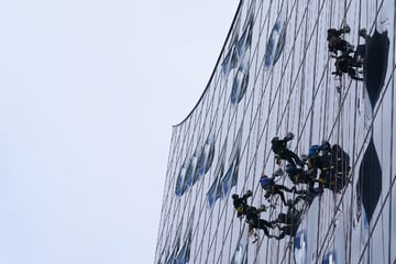 Nackt auf dem Bett: Fensterputzer an der Elbphilharmonie erwischt Paar in flagranti