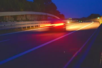 Mitten auf Autobahn! Audi-Fahrer hält einfach auf linker Spur - und verursacht heftigen Crash