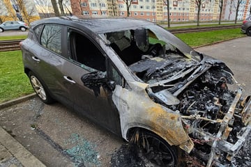 Chemnitz: Dämliche Silvester-Aktion in Chemnitz: Böller-Chaoten zünden Feuerwerk unter Auto!