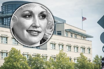 Berlin: Trauer um Country-Queen Dolly Parton (†80): US-Flagge in Berlin auf Halbmast