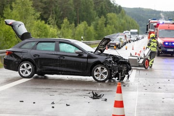 Unfall A73: Unfall-Chaos bei Starkregen: A73 voll gesperrt