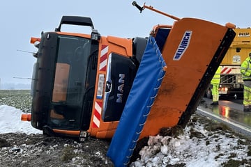 Glätte-Crash: Winterdienst rutscht von Straße und kippt auf die Seite