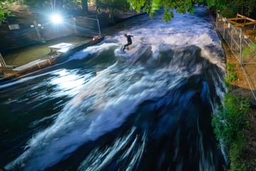 München: Nach tödlichem Unfall: Surfer trotz Sperrung auf Eisbachwelle
