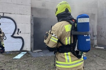 Berlin: Feuer-Alarm in altem Schwimmbad: Obdachlosen-Unterschlupf brennt
