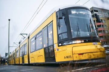Berlin: Fieser Streich: Jugendliche versprühen Reizstoff in Straßenbahn