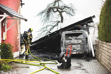 Elektroauto brennt unter Carport, Flammen springen auf Einfamilienhaus über