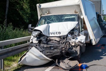 Fahrer durch Luft geschleudert: Schwerer Laster-Unfall auf B8