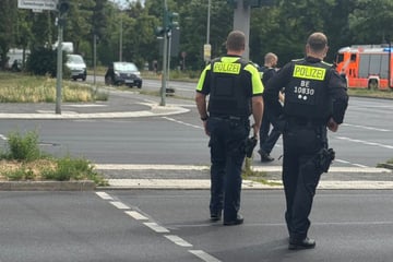 Berlin: Schwerer Unfall in Berlin: Radfahrerin lebensbedrohlich verletzt