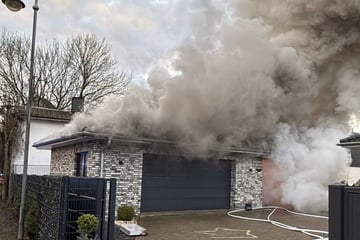 Dichte Rauchwolke: Auto brennt unter Carport