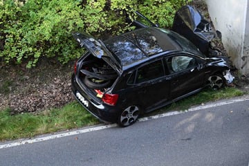 Schwerer Unfall in Sachsen: Frontal-Crash gegen Brückenpfeiler