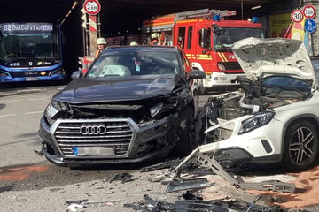 E-Call alarmiert Feuerwehr: Mercedes und Audi krachen in München zusammen