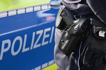Hochzeitskonvoi fährt durch City, plötzlich fallen Schüsse aus dem Autofenster