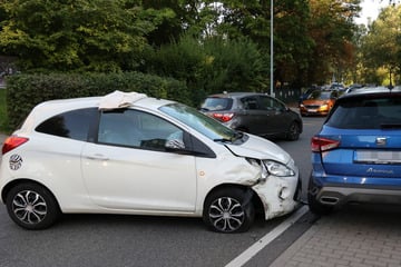 Ford kracht in parkenden Seat: Eine Person verletzt