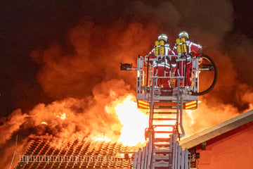 Großbrand am Bahnhof: Einsatzkräfte über zehn Stunden mit Feuer beschäftigt!