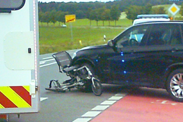 Vorfahrt missachtet: Radfahrer nach Crash mit BMW schwer verletzt!