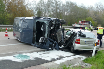 Unfall A14: Unfall auf der A14: Transporter kracht in Schilderwagen und wird gegen Auto geschleudert
