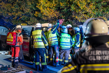 Unfall A24: Lkw kracht auf A24 mit Taxi zusammen: Frau in Lebensgefahr