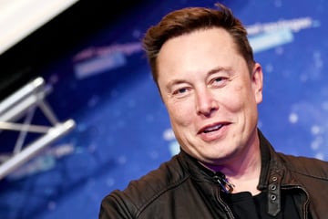 Elon Musk: Überraschender Empfang für Tesla-Chef: 10 Minuten lang Buh-Rufe für Elon Musk!