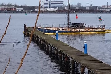 Flammen aus dem Schiffsrumpf: Segelyacht brennt komplett aus