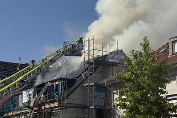 Große Rauchwolke über Köln: Feuerwehreinsatz an Mehrfamilienhaus in Sülz