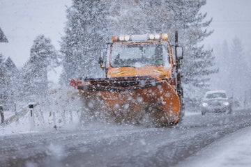 Ohne Schneeketten: Münchner kracht gegen Schneepflug und stürzt 30 Meter ab