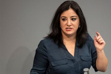 Beleidigungen und Flaschenwurf im Zug: Strafbefehl gegen Linken-Politikerin