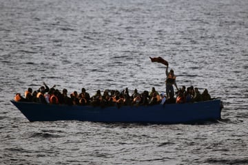 Flüchtlingsboot vor italienischer Insel gesunken - Kind wird vermisst