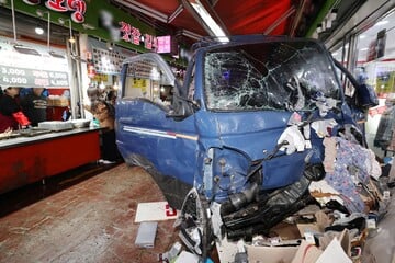 Laster rast durch Menschenmenge: Zwei Tote und 19 Verletzte bei Straßenmarkt