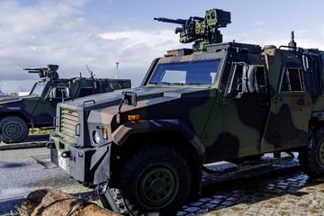 Militärhubschrauber am Himmel, Knallgeräusche und Rauch im Hafen: "Red Storm Bravo" wird beeindruckend