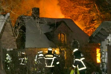 Reetdachhaus steht in Flammen: Schaden im sechsstelligen Bereich