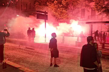 Leipzig: Spontandemo auf der Karli: Maja-Unterstützer zünden Pyro und werfen Scheiben ein