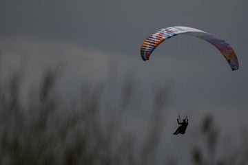 Fatal von Windböe erfasst: Gleitschirmflieger stürzt aus 20 Metern Höhe ab
