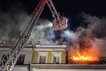 Leipzig: Fast 30 Menschen evakuiert: Dachstuhlbrand sorgt für großen Feuerwehreinsatz in Leipzig-Connewitz
