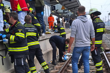 München: Mann fällt vom Bahnsteig und muss im Gleis reanimiert werden