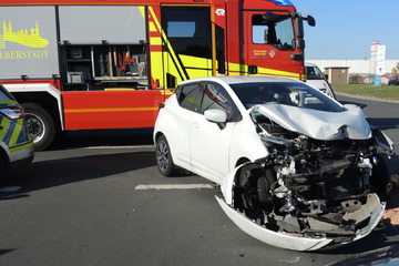 Totalschaden! Zwei Verletzte nach Kreuzungs-Crash in Halberstadt