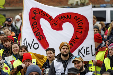 Sozialverbände demonstrieren in Kiel: Kommt die Kita-Reform?