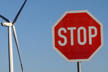Stoppschild übersehen: Zwei Personen nach Crash schwer verletzt!