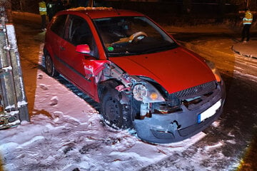 Unfälle durch Schnee und glatte Straßen: Auto kracht gegen Mauer